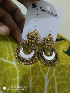 Two Earrings One बेंगल्स