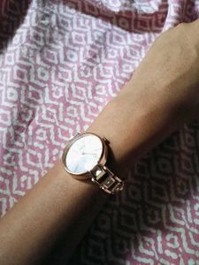 Women Stylish Golden Chain Watch