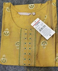 Branded Avaasa Top XL