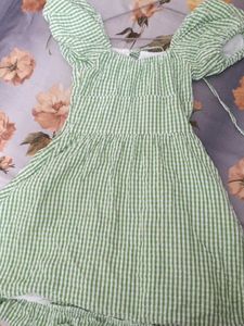 Green Gingham Puff-Sleeve Dress 🌿