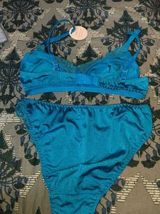 lace bra and panty set