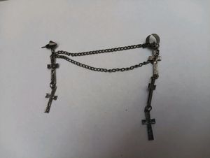 Cross earcuff