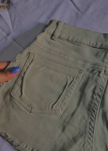 Olive Green Short&#39;s 💚