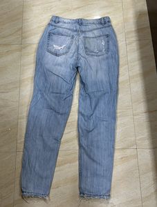 Trendy Distressed Denim Jeans with Frayed Hem