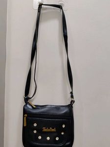 BLACK SLING BAG