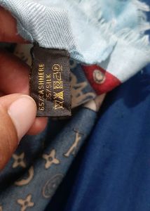 Louis Vuitton Luxury and elegant Stole