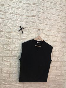 Uniqlo Original Black Sweater Vest🕶️‼️