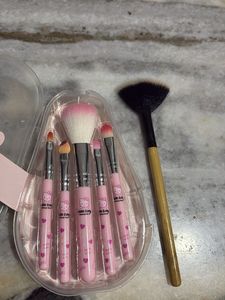 MAKEUP BRUSHES