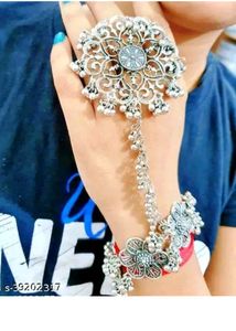 Silver Pleated Hathphool With Ring