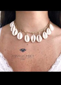 The necklaces trendy aur beach/summer vibes