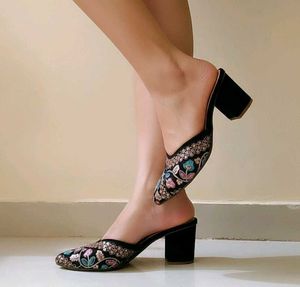Floral Embroidered sandal 👡