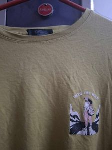 Combo crop top/t-shirt.