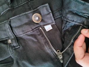 🎧Ripped Knee Jeans🎧