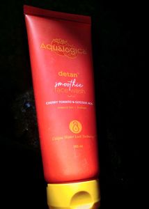 Aqualogica Detan+ Smoothie Face Wash