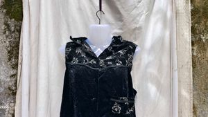 293010. Floral Velvet Vest