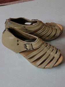 Price Drop 🥳Beautiful Beige Wedges
