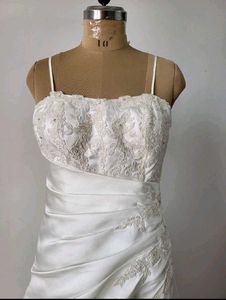 Free Delivery 🚚 Elegant Wedding Dress - Size Medi