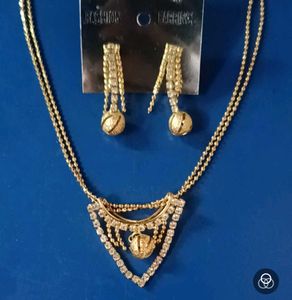 Delicate and beautiful necklace set