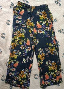 Floral pant with stretchable waist.