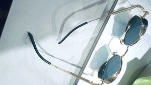 Round Gold Framed Sunglasses (Unisex)