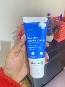 Derma Co 2% Cica Glow Face Wash