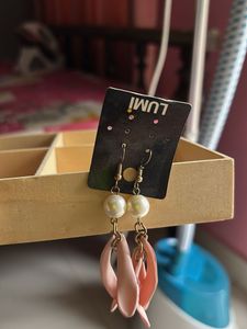Woman Drop Pearl Earrings
