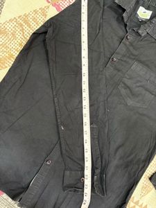 Combo of black shirt and blue straightfit jeans