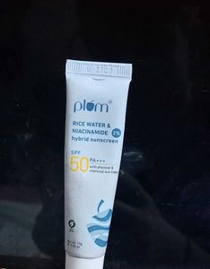 Plum Sunscreen SPF 50 Niacinamide