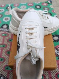 🔥🔥Comfortable Casual White 🤍 Sneakers For Women