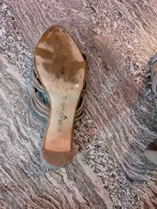 Elegant Beige Heels 👠