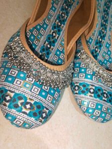 Teal Patterned Juttis