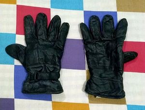 IT IS BIKER&#39;S FLEECE LEATHER GLOVES.....