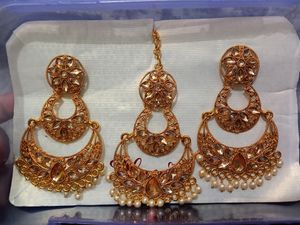 Gold Polished Earnings With Mang Tika