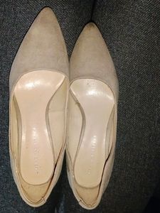grey pumps heel