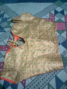 Embrodierd Lehanga choli.