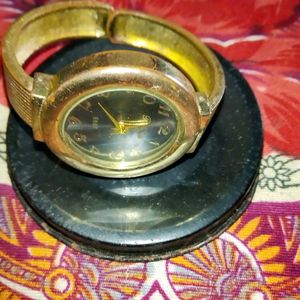 Only 1pic Used Watch Onl.Y Need To Change Cell