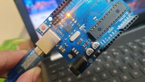 Arduino Uno With It&#39;s Cable 🦆