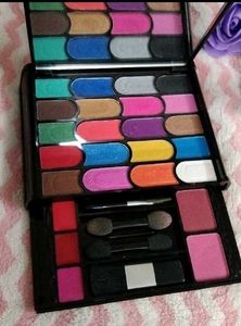 Miss Claire Eyeshadow Palette