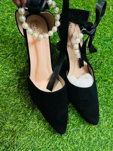 Elegant Black Heels with Pearl Detail