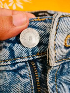 Vero Moda Jeans with white pearls.