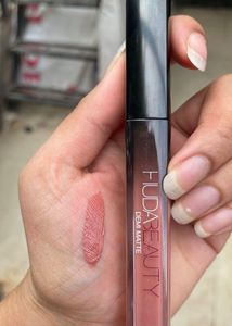 Huda Beauty Demi Matte Lipstick