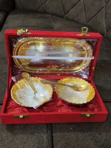 Red Velvet Showpiece Box