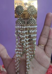 LONG EARRINGS WITH BUTTA AROUND CHAINS
