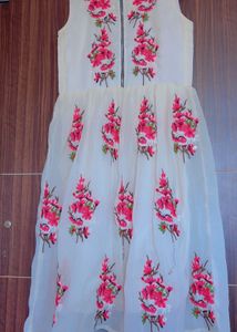White Flower Thread Work Kurti, Good Condition