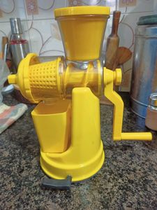 Portable Fruit and Vegetable Manual Hand Juicer