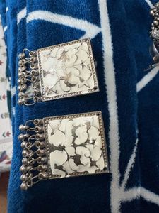 Elegant metal Silver Earrings with white emboss