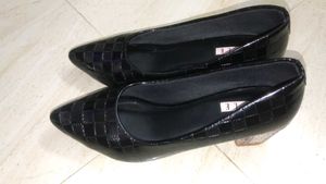 Women's ELLE Black Casual Pumps
