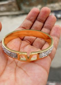🇮🇹 Valentino Imported Gold &amp; Crystal V Bangle