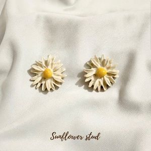 White Sunflower Stud