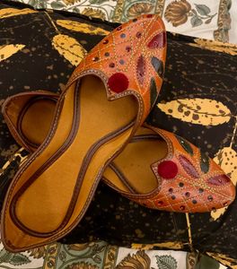 Embroidered Leather Juttis